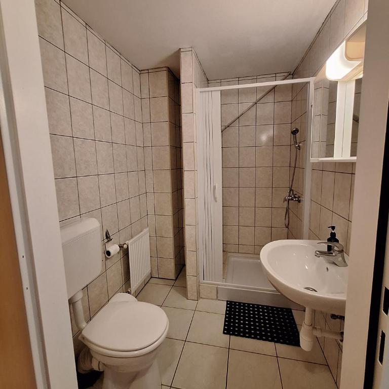 AlpenKlub Hotel - Quadruple Room with Private Bathroom - 8
