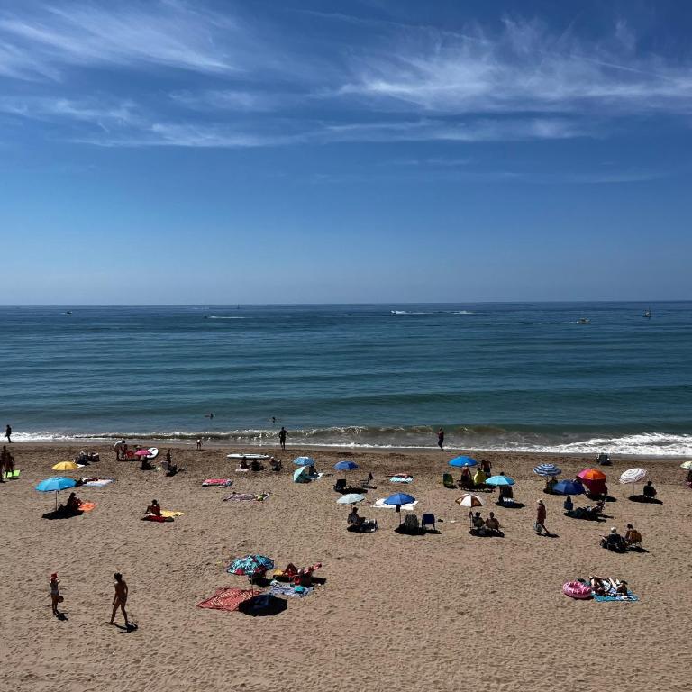 Acogedor y Amplio Apartamento familiar a pie de playa - Three-Bedroom Apartment (shared with host) - 29