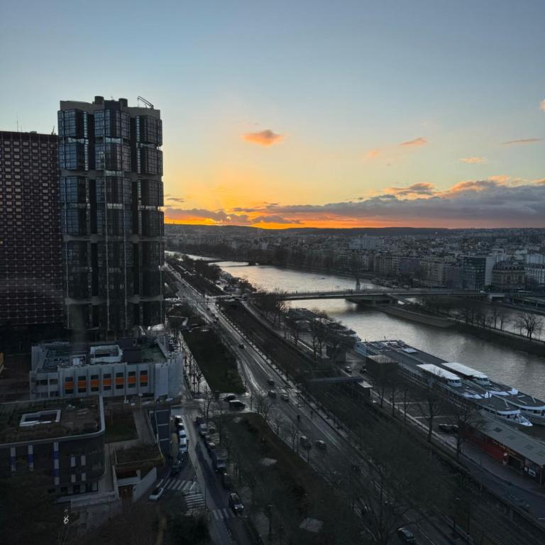 Unique Luxury Parisian Panorama High-Rise by the Eiffel Tower - Appartement 3 Chambres avec Vue sur l'Eau - 55