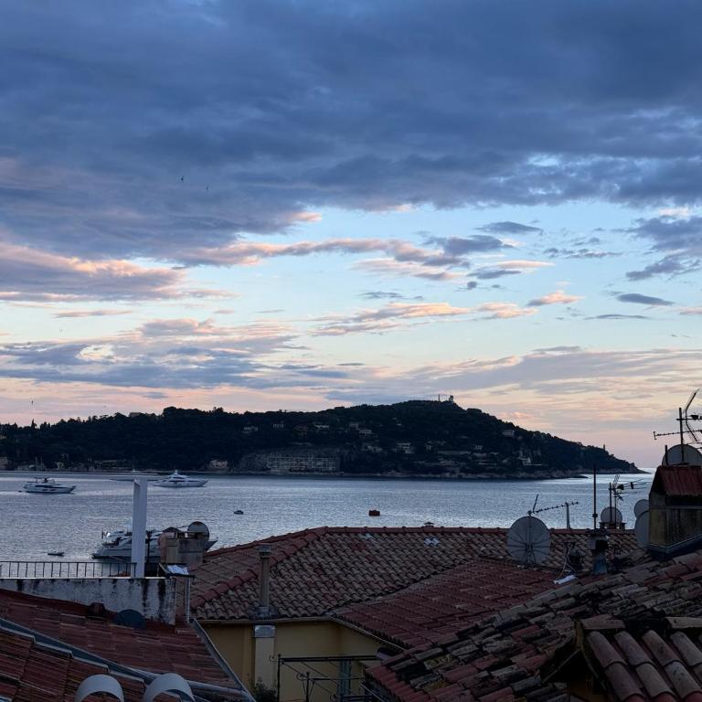 The Seaside Serenity - Air-Conditioned Bay-View Apartment with Terrace, Heart of Villefranche Old Town - Appartement 2 Chambres - 4