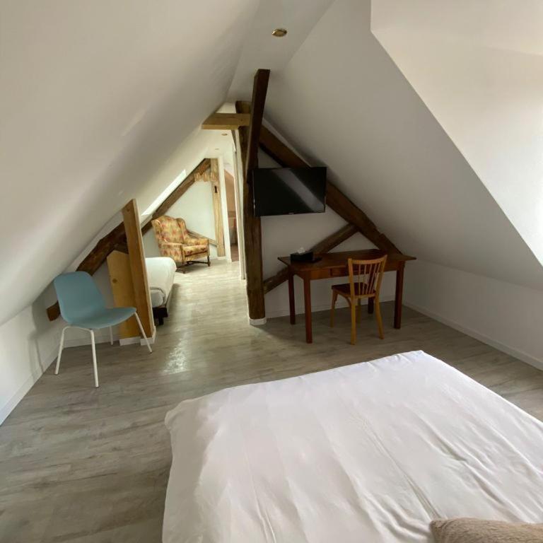 L'annexe du Château de Saint Genix - Chambre Triple avec Vue - 1
