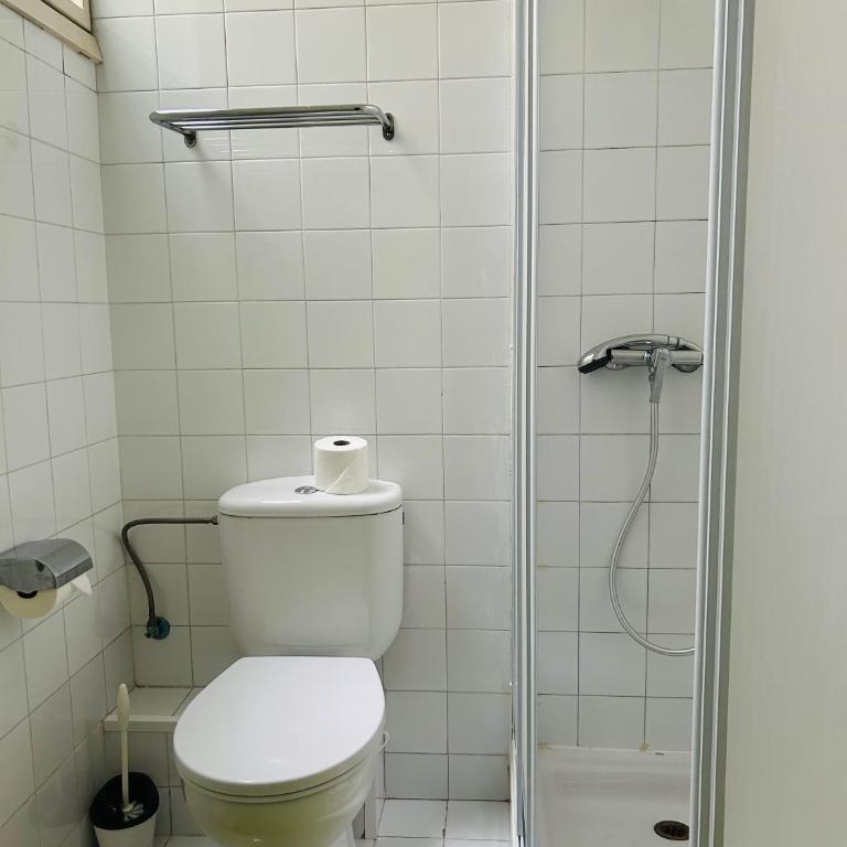 Central and Basic Universitat for YOUNG HOSTEL - Twin Room with Private Bathroom - 8