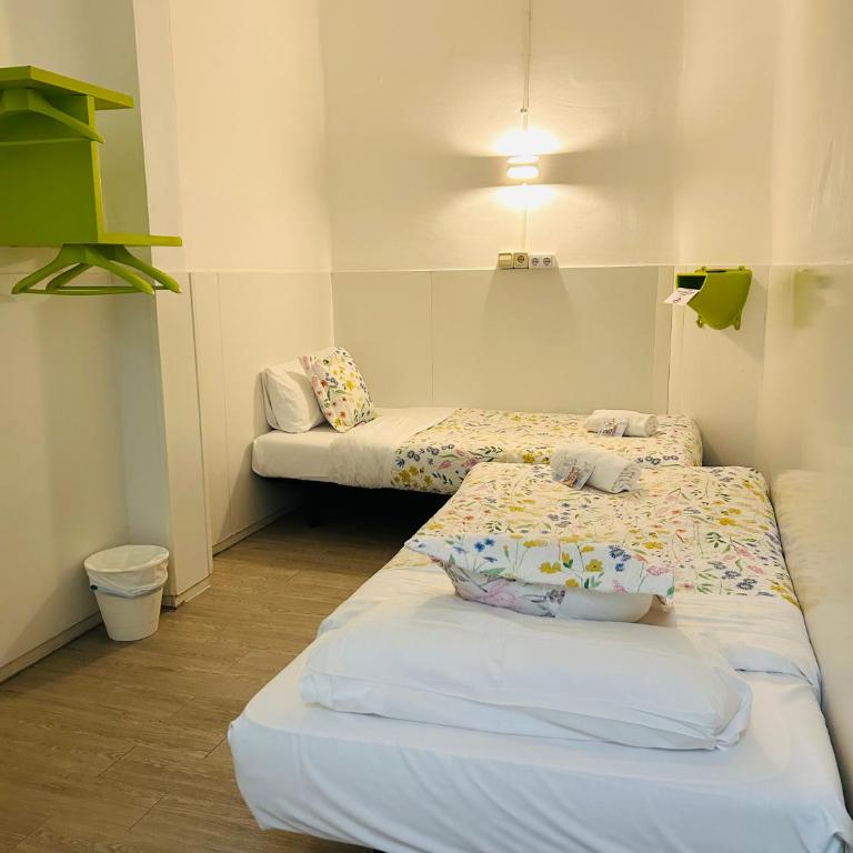 Central and Basic Universitat for YOUNG HOSTEL - Twin Room with Private Bathroom - 2