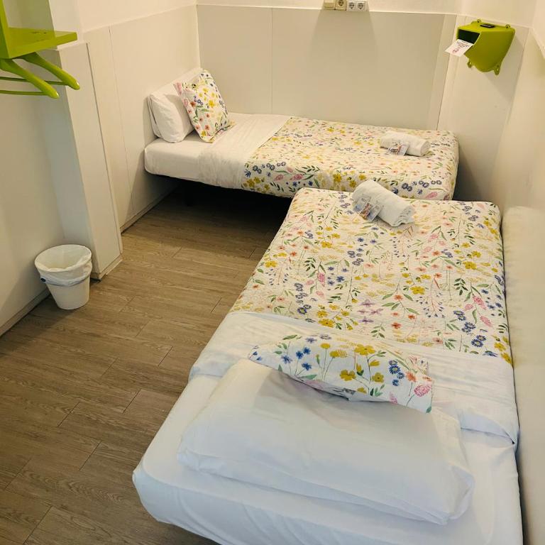 Central and Basic Universitat for YOUNG HOSTEL - Twin Room with Shared Bathroom - 3