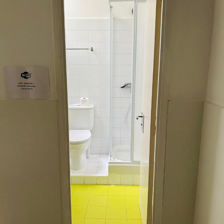 Central and Basic Universitat for YOUNG HOSTEL - Twin Room with Private Bathroom - 6