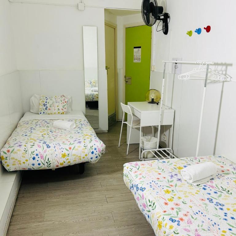 Central and Basic Universitat for YOUNG HOSTEL - Twin Room with Private Bathroom - 5