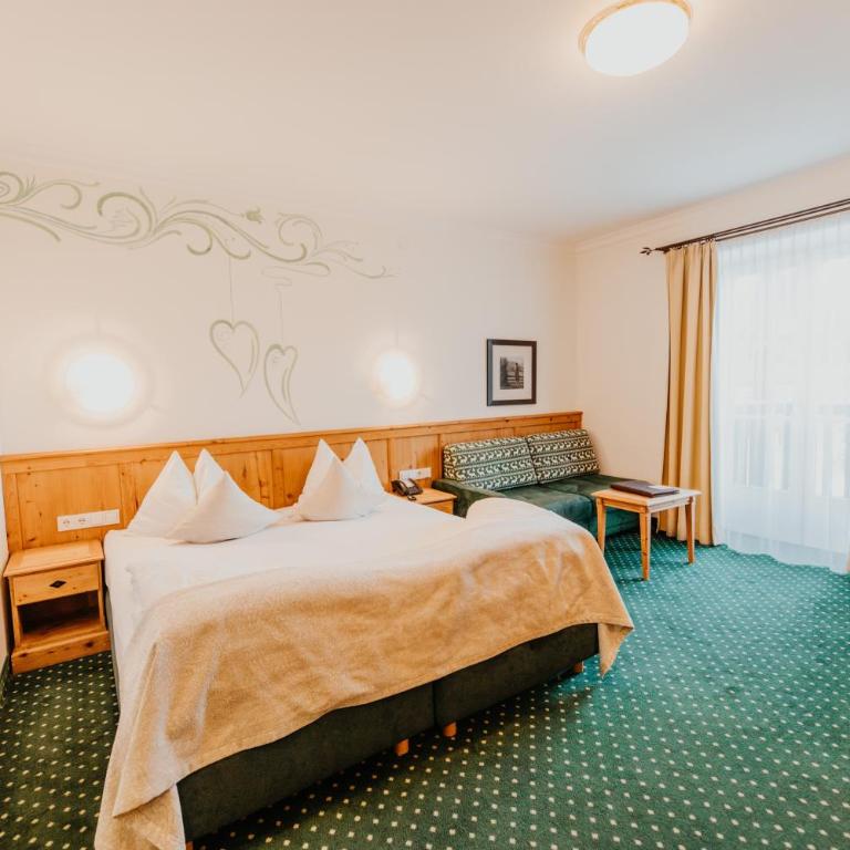 Post Seefeld - Wellnesshotel Tirol - Comfort Doppelzimmer mit Bergblick und einem Balkon - 3