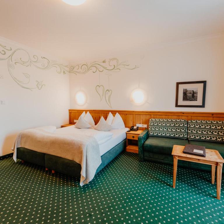 Post Seefeld - Wellnesshotel Tirol - Comfort Doppelzimmer mit Bergblick und einem Balkon - 2