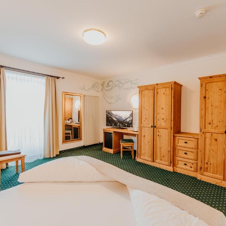 Post Seefeld - Wellnesshotel Tirol - Comfort Doppelzimmer mit Bergblick und einem Balkon - 1