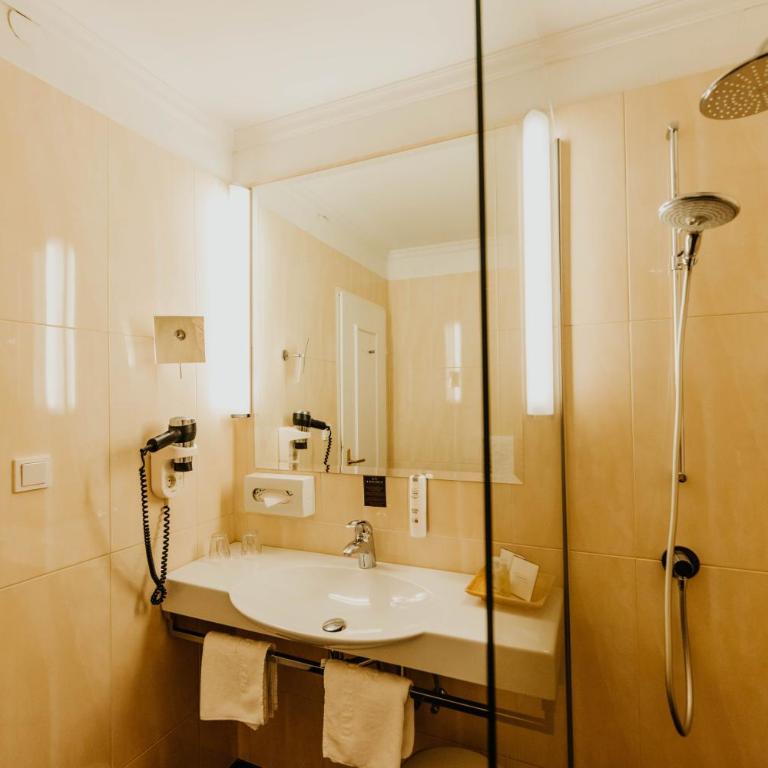 Post Seefeld - Wellnesshotel Tirol - Comfort Doppelzimmer mit Bergblick und einem Balkon - 4