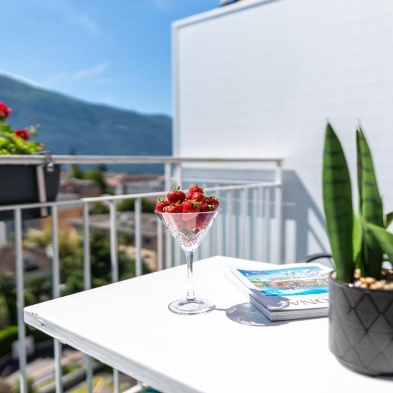 Hotel La Perla - Economy Double Room with Balcony Lake side - 4