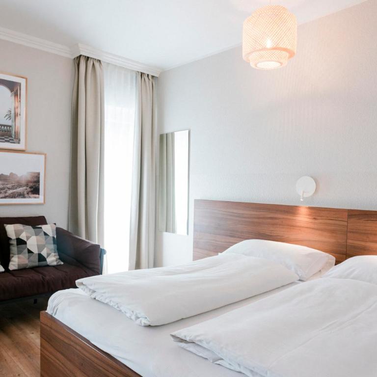 Hotel Villa Solln - free parking - Standard Zimmer mit 1 Doppelbett und Sofa - 5