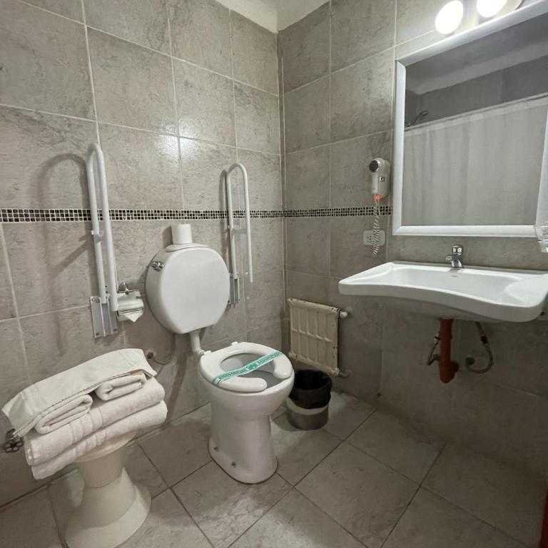 Hotel Tehuelche - Habitación adaptada para personas con movilidad reducida - Cama grande - 4