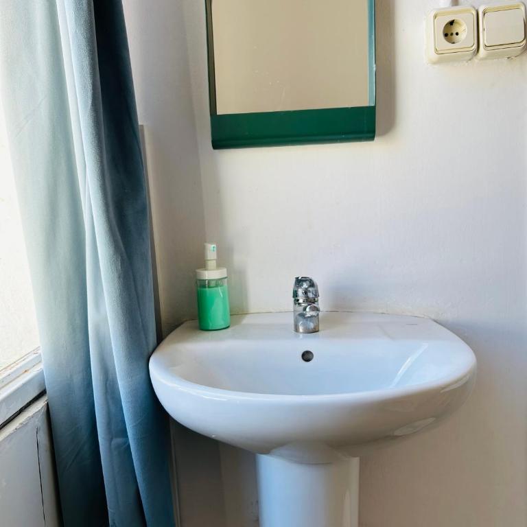 Central and Basic Universitat for YOUNG HOSTEL - Twin Room with Shared Bathroom - 5