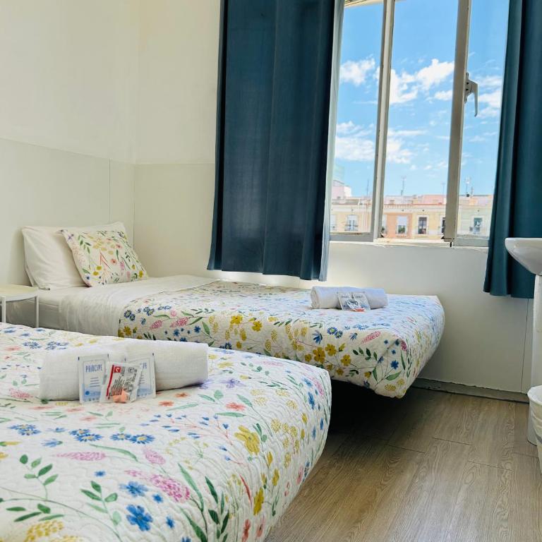 Central and Basic Universitat for YOUNG HOSTEL - Twin Room with Shared Bathroom - 1