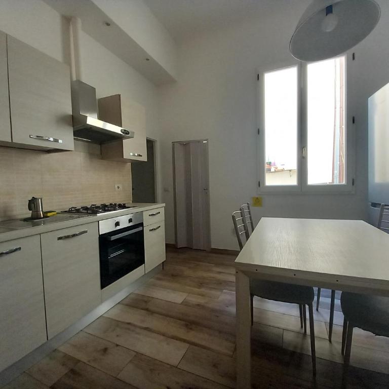 Cavour 46 Second - Appartamento con 2 Camere da Letto - 2