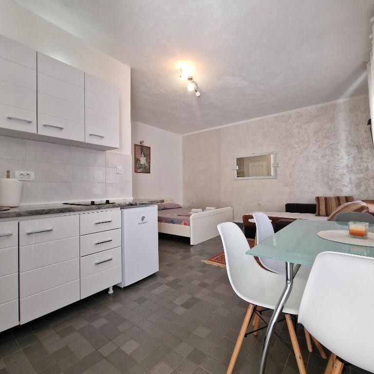 Apartmani Vlahović - Studio Apartment with Balcony - 1