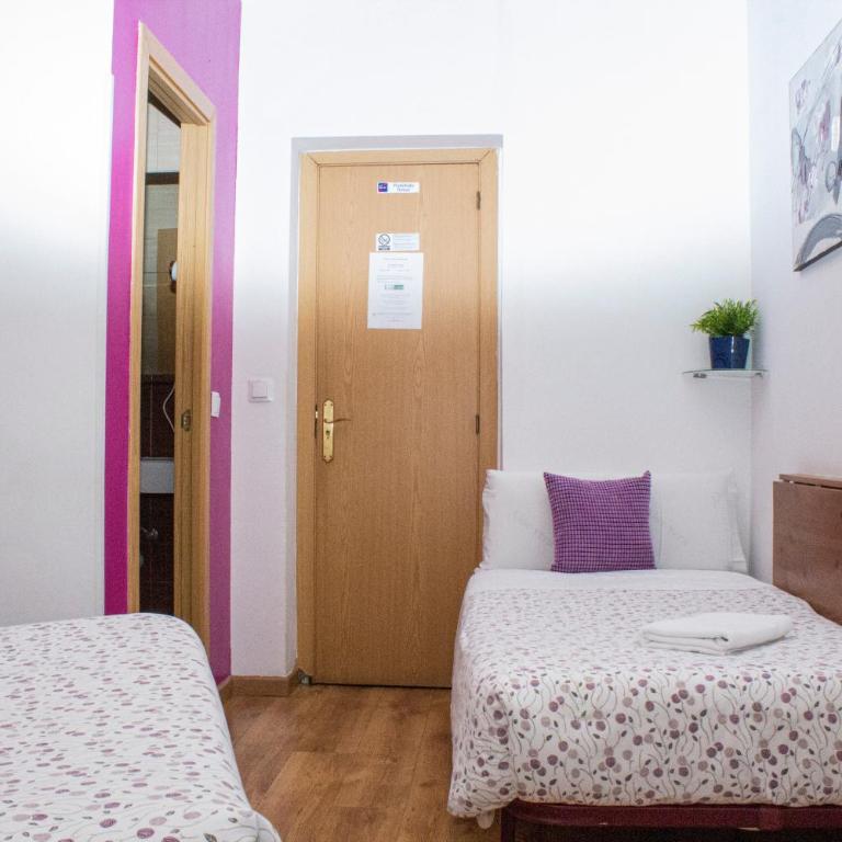 Hostal Abel Victoriano - Double Room with Extra Bed - 4