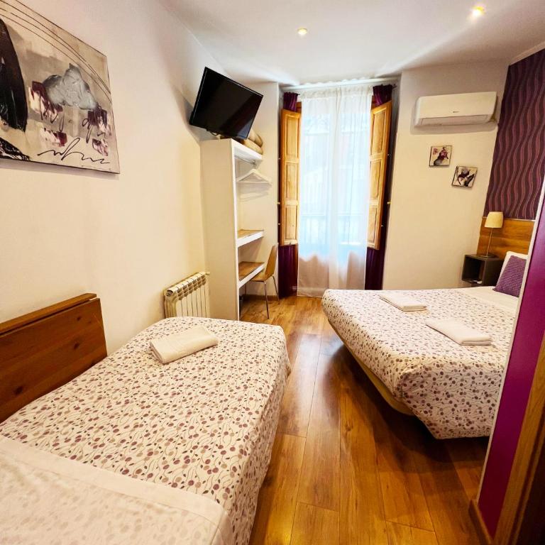 Hostal Abel Victoriano - Double Room with Extra Bed - 1