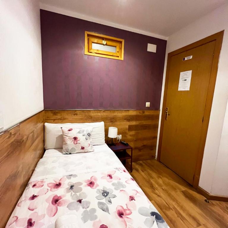 Hostal Abel Victoriano - Budget Single Room with Shared Bathroom - 1