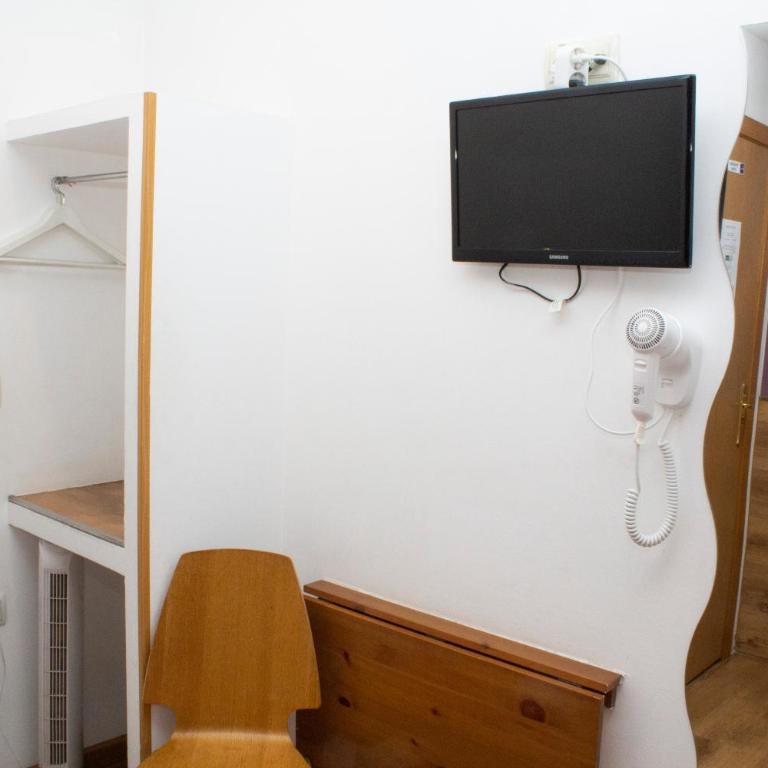 Hostal Abel Victoriano - Budget Single Room with Shared Bathroom - 8