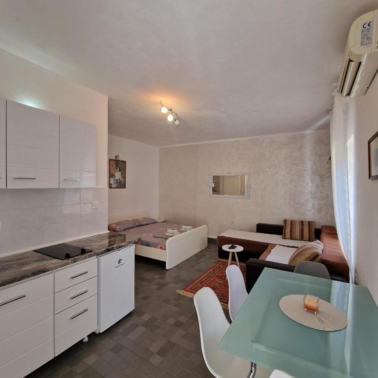 Apartmani Vlahović - Studio Apartment with Balcony - 11