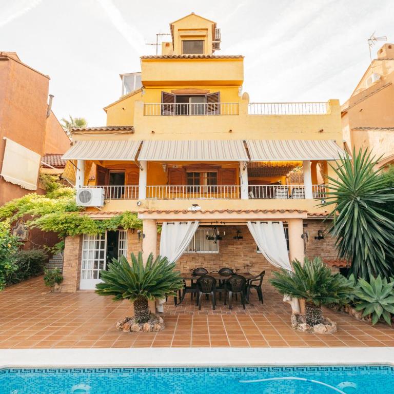 chalet, villa rodeada de naturaleza piscina a doce klm de Valencia y 7 del aeropuerto - Three-Bedroom House - 50