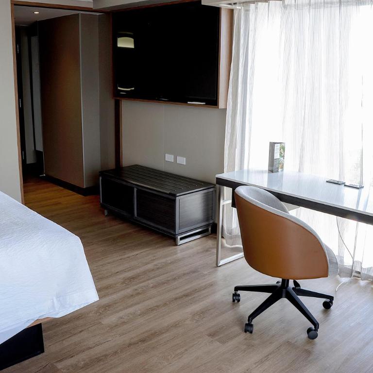 Courtyard by Marriott Puebla Las Animas - Habitación Esquinera con vistas a la ciudad - 1 cama extragrande - 2