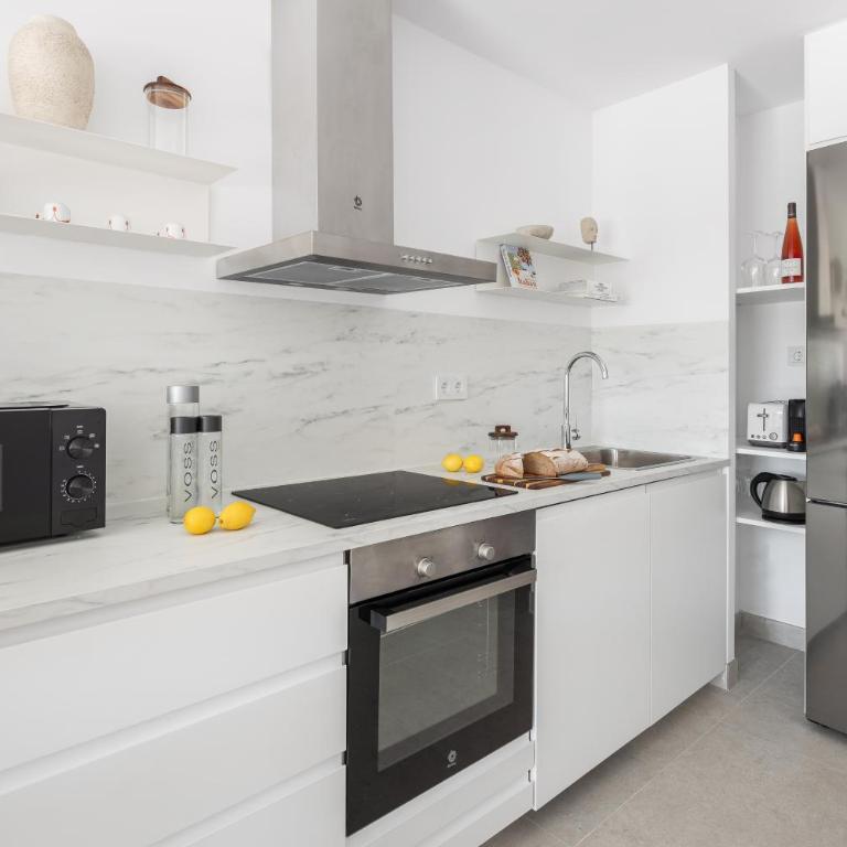 Golden Mile Studio I Seaview I Pools I Beach 4minutes walk I Free Parking - Studio Apartment with Sea View - 10