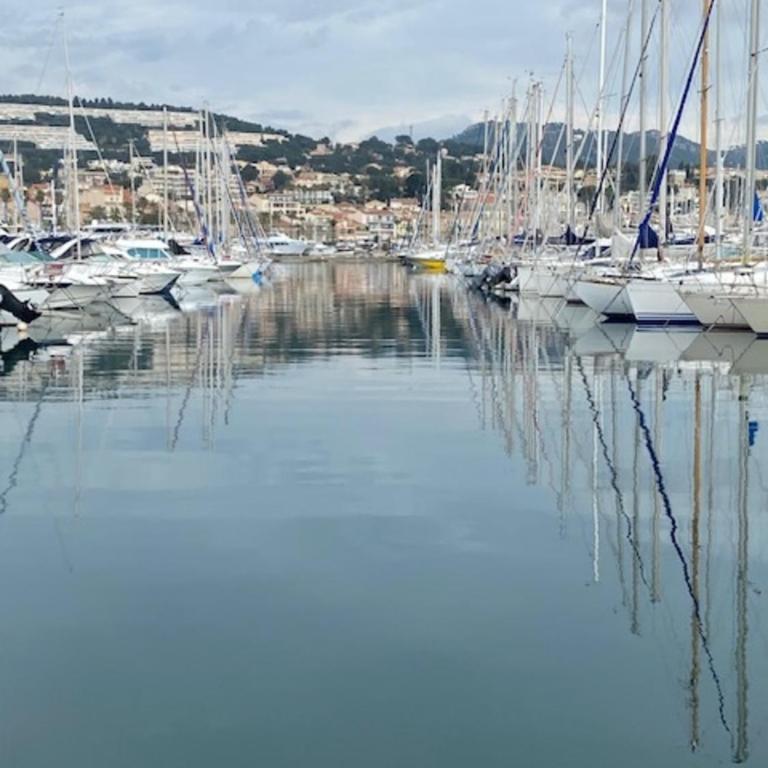 VUE MER ET DEVANT LA PLAGE PARKING MARINDORE Bandol - Studio - Vue sur Mer - 26