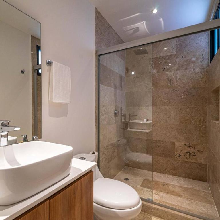 King Suite with Balcony, Gym and Rooftop Pool - Apartamento - 17