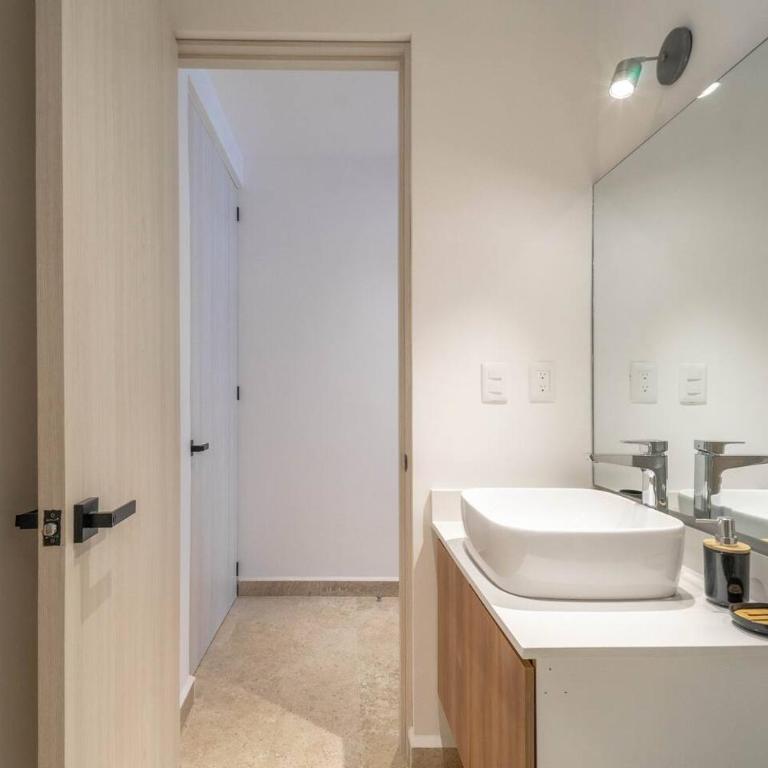 King Suite with Balcony, Gym and Rooftop Pool - Apartamento - 22