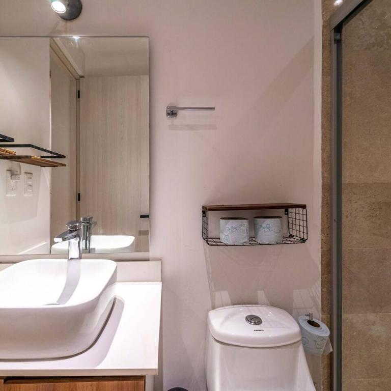 King Suite with Private Balcony, Rooftop Pool, Gym - Apartamento - 14