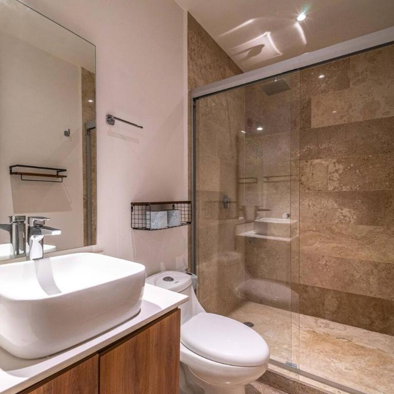 King Suite with Private Balcony, Rooftop Pool, Gym - Apartamento - 15