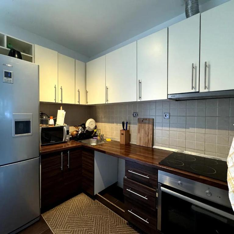 Workspace with Monitor City Center Parking, AC - One-Bedroom Apartment - 9