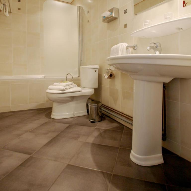 Logis Hotel Des Bains - Chambre Double avec Sauna - Hébergement Accessible Uniquement par des Escaliers - 1