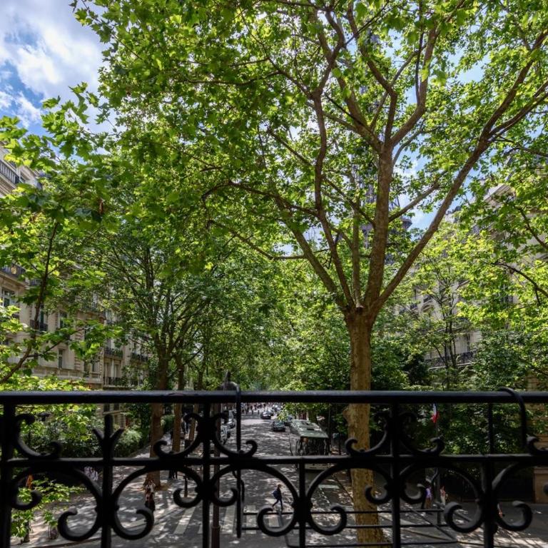 Charming French Style Apartment with Eiffel Tower View Prime Location Near Top Attractions - Appartement 2 Chambres avec Vue - 35