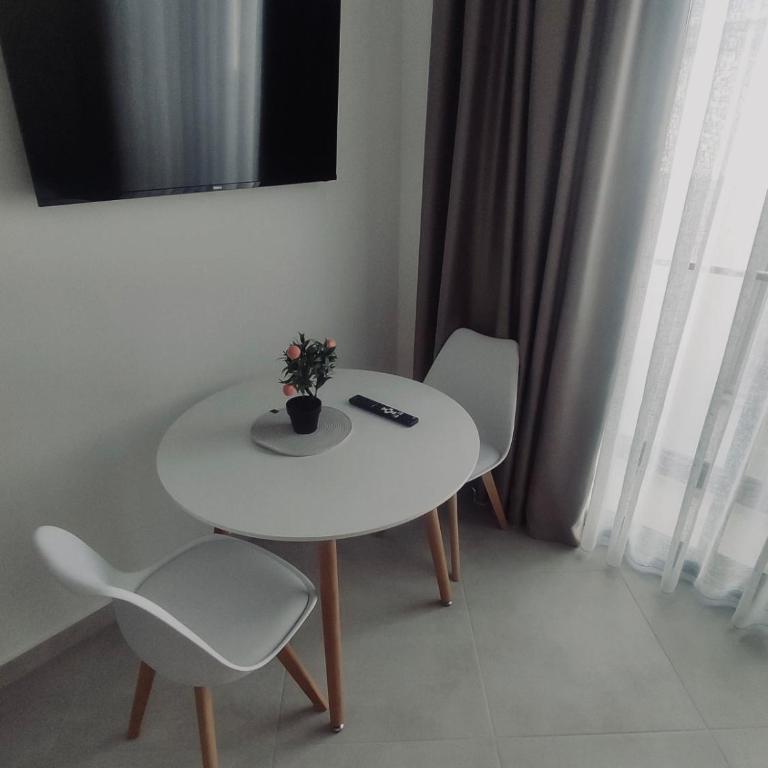 Sunny Coast - One-Bedroom Apartment - 3