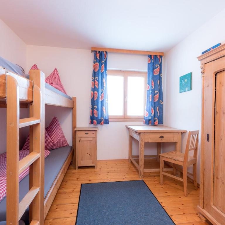 Berggasthof Biberg - Economy Vierbettzimmer mit Gemeinschaftsbad - 1