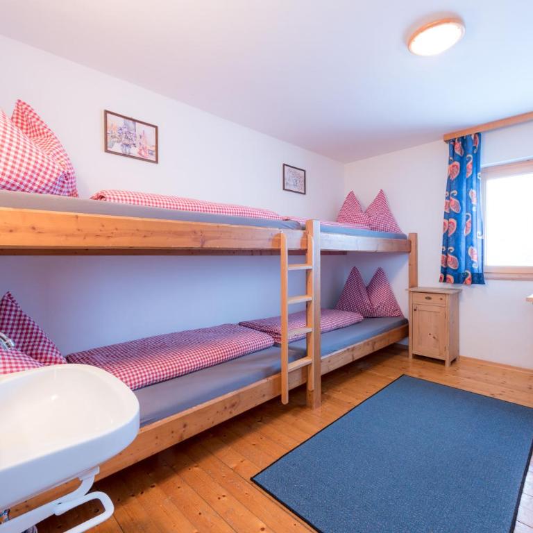 Berggasthof Biberg - Economy Vierbettzimmer mit Gemeinschaftsbad - 2
