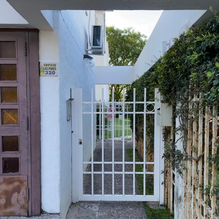 Complejo Los Pinos - Departamento de un dormitorio con parque y piscina - Apartamento de 1 dormitorio - 2