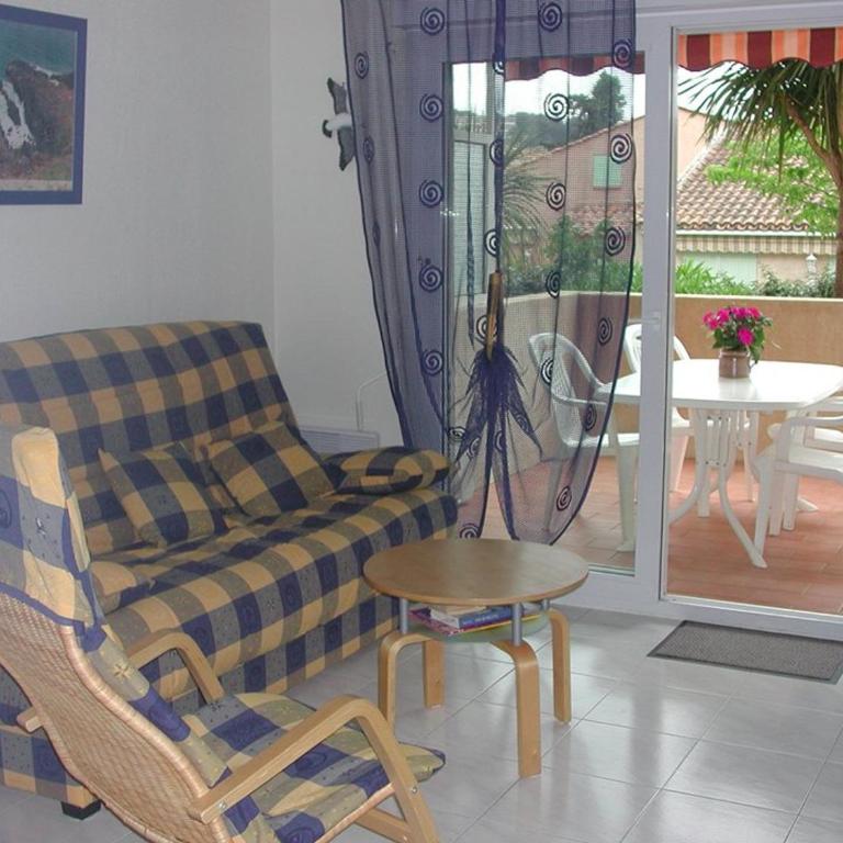 Le Lavandou : Agréable 2 pièces proche plage, terrasse, 4 personnes - FR-1-803-17 - Appartamento - 3