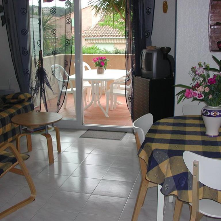 Le Lavandou : Agréable 2 pièces proche plage, terrasse, 4 personnes - FR-1-803-17 - Appartamento - 5