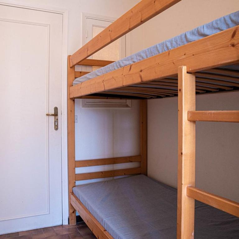 Le Lavandou: Appt T2 + cabine, 250m plage, animaux admis, parking, climatisation, 4-5 pers. - FR-1-803-18 - Apartment - 8