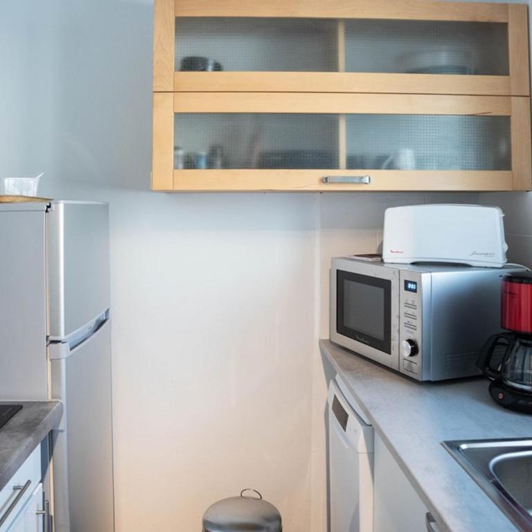 Le Lavandou: Appt T2 + cabine, 250m plage, animaux admis, parking, climatisation, 4-5 pers. - FR-1-803-18 - Apartment - 9