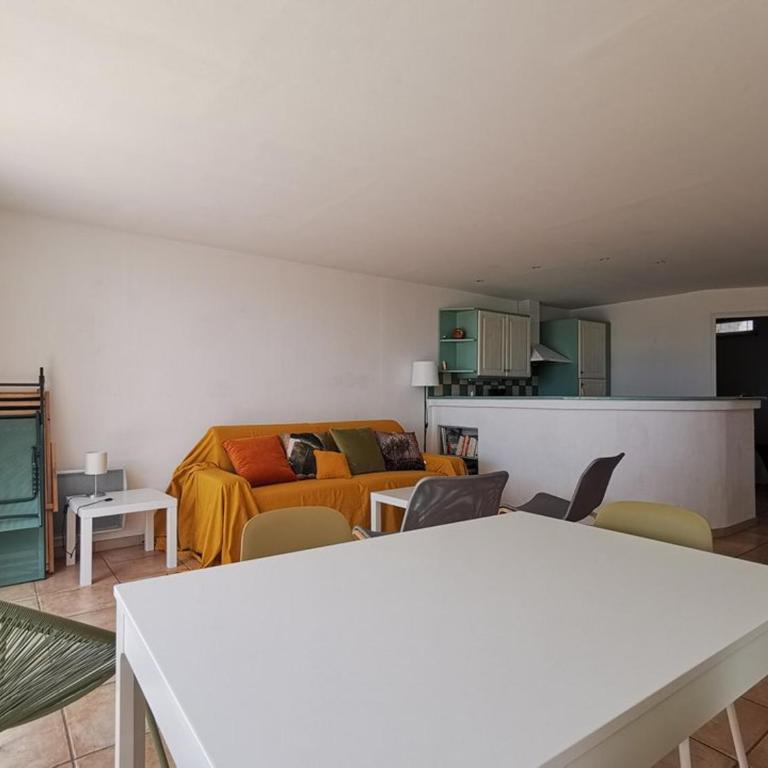 Vue sur mer pour ce T2 avec terrasse, parking, Le Lavandou, 4 personnes - FR-1-803-25 - Apartamento - 11