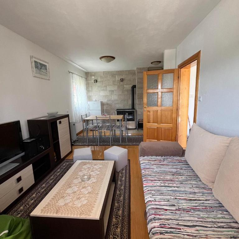 Kuća Čepić - Three-Bedroom House - 11
