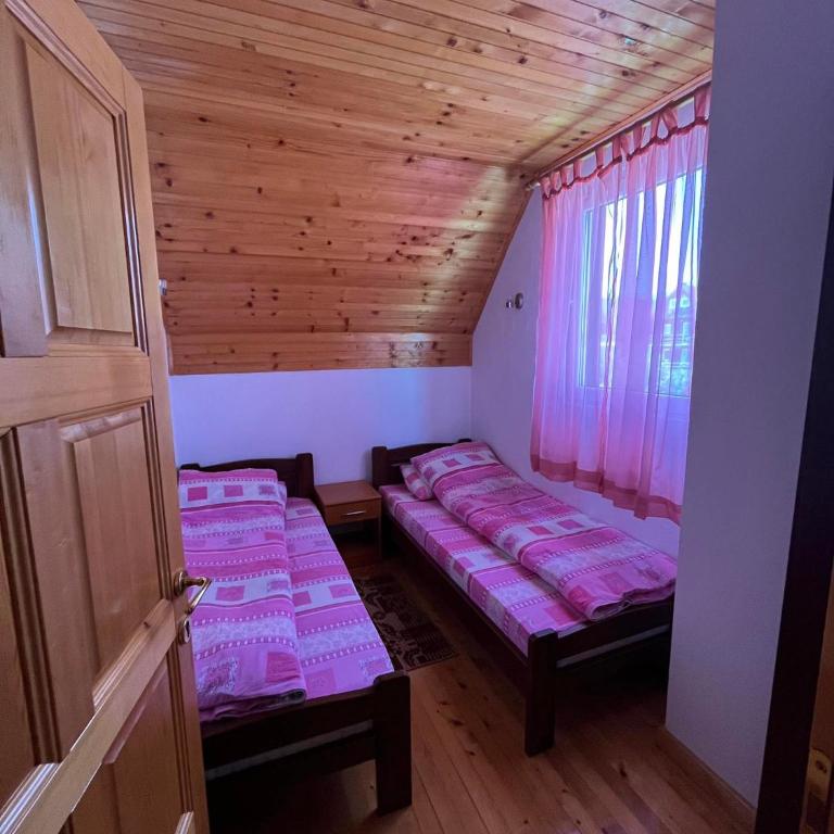 Kuća Čepić - Three-Bedroom House - 13