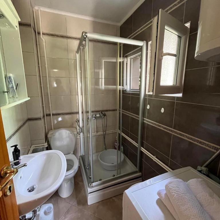 Kuća Čepić - Three-Bedroom House - 14