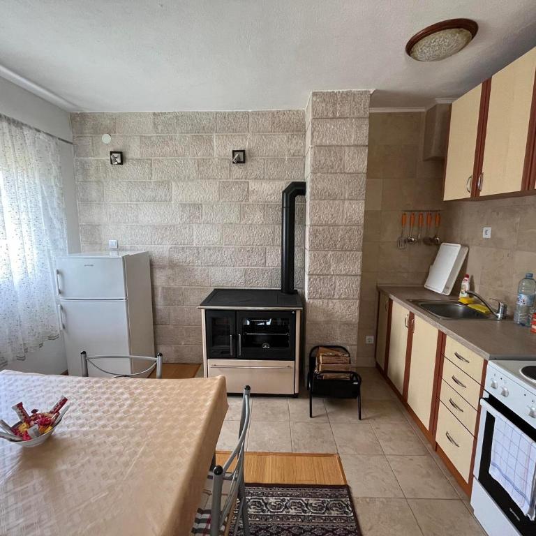 Kuća Čepić - Three-Bedroom House - 18